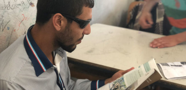 Un joven refugiado sirio con discapacidad visual consigue estudiar gracias a su esfuerzo.