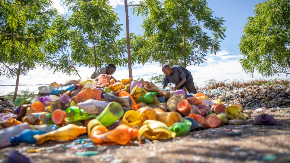 La historia del “Hombre de Plástico”: convertir los residuos plásticos en rentables