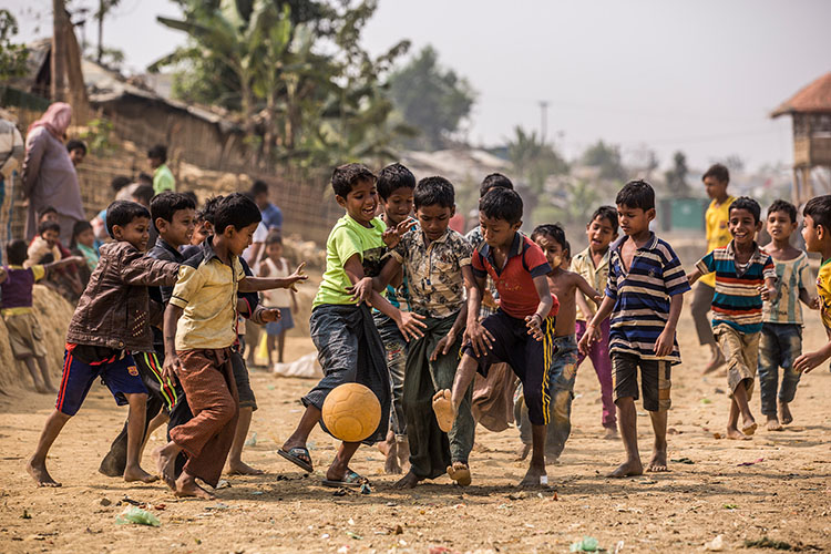 Niños desplazados jugando al fútbol
