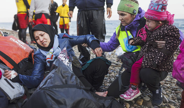 Familia de refugiados asistida a su llegada a la costa griega