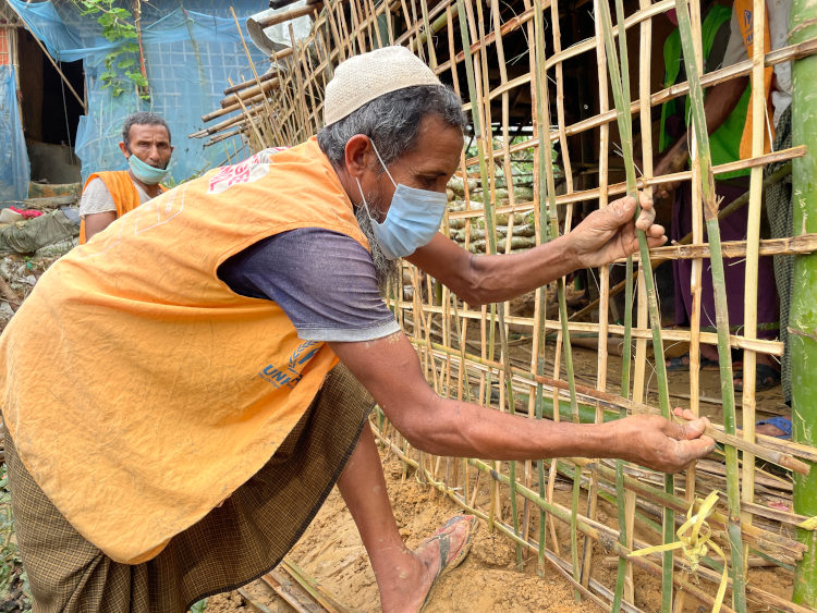 Refugiado voluntario ayuda después del monzón