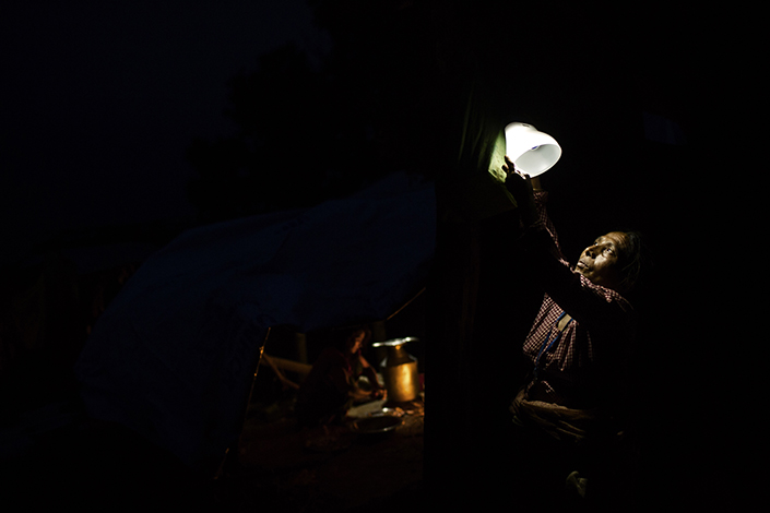 Terremoto en Nepal ACNUR entrega lámparas solares