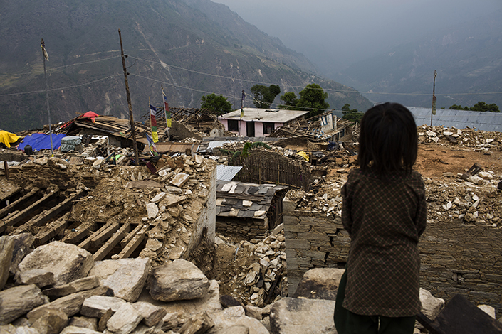 Terremoto en Nepal niña ante ruinas