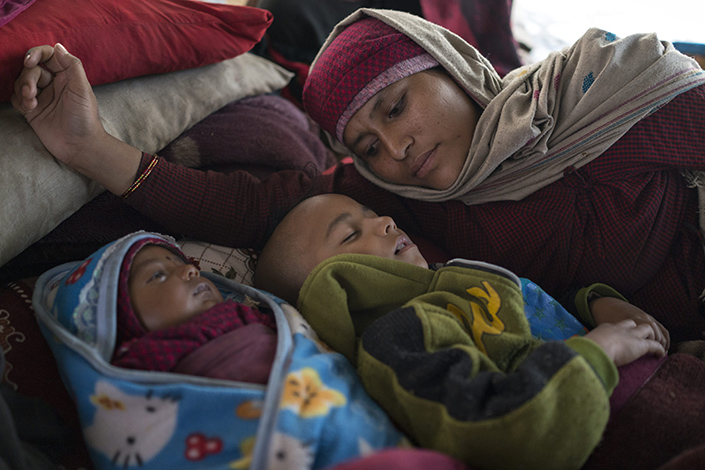 Nepal terremoto Sapana Suwal y sus hijos