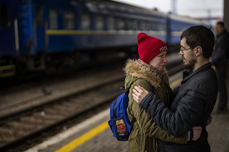 Una pareja de ucranianos despidiéndose en una estación