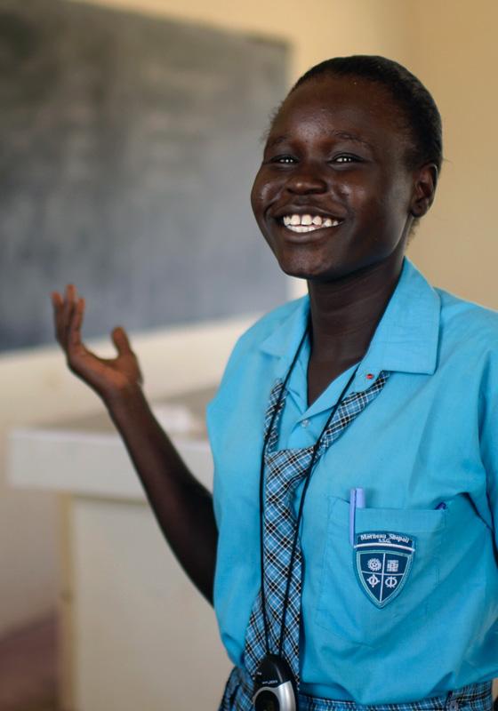 Esther, refugiada con beca DAFI de ACNUR Niña africana estudia con ACNUR