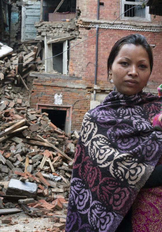 Una madre y su hijo después del terremoto de Nepal
