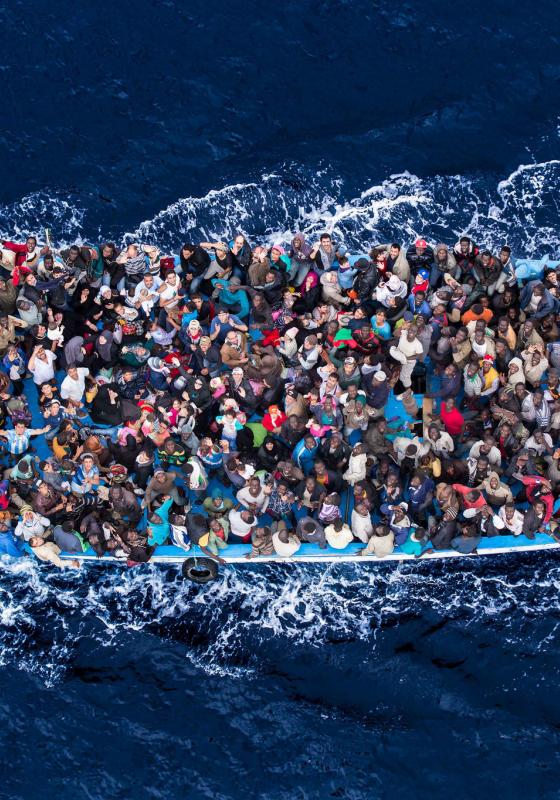 Barco con refugiados y migrantes