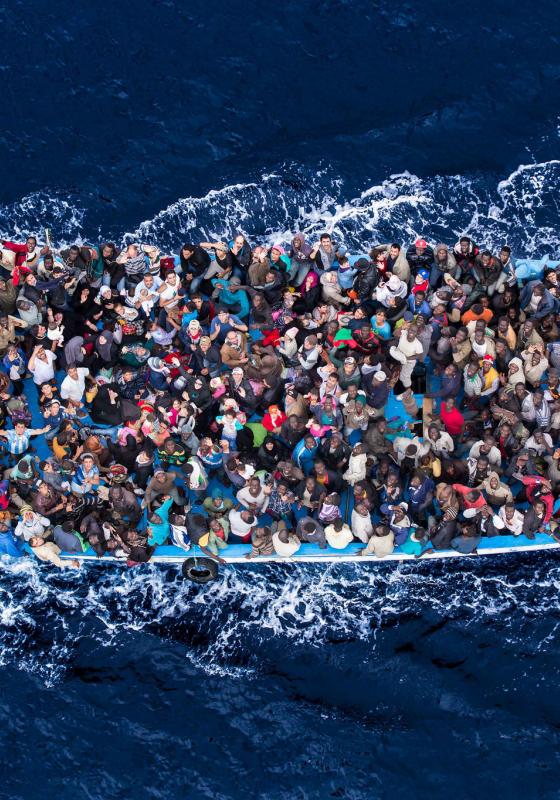 Barco con refugiados y migrantes Barco con refugiados y migrantes