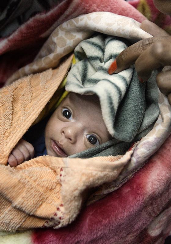Bebé evacuado de Libia Bebé evacuado de Libia