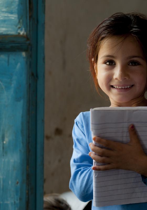 Niña afgana en el colegio Niña afgana
