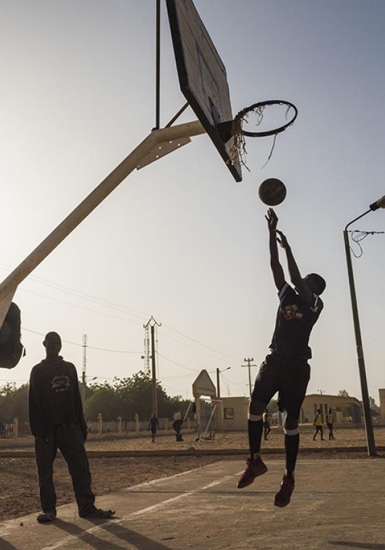 Refugiados adolescentes juegan al baloncesto