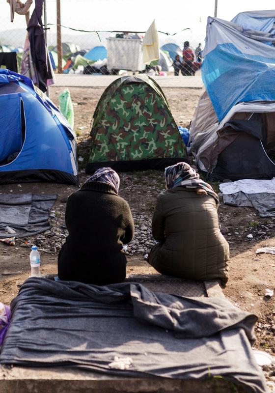 Dos refugiadas en el pequeño camping donde duermen, cerca de Idomeni