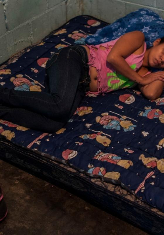 Chica de Honduras víctima de la violencia doméstica Víctima de la violencia doméstica refugiada en México