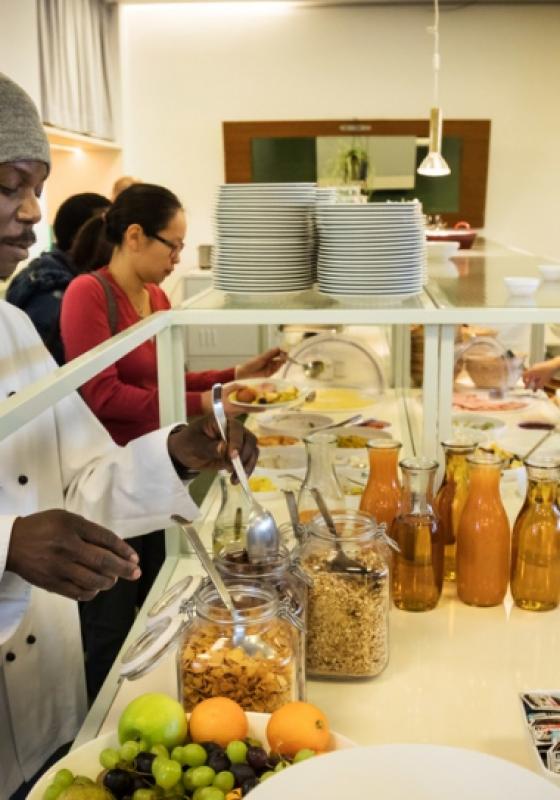 Hotel Magdas, refugiados cocineros Refugiados trabajan en el Hotel Magdas