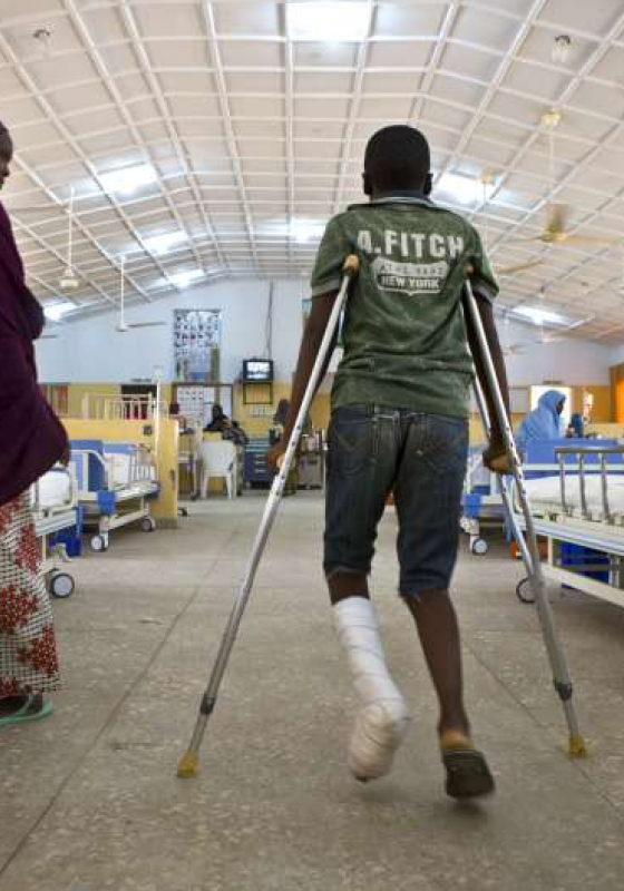 Joven con muletas herido de bala en Nigeria