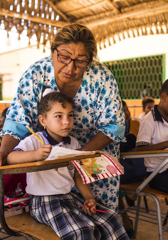 Maestra y niña refugiada en una escuela colombiana Maestra_niña_refugiada