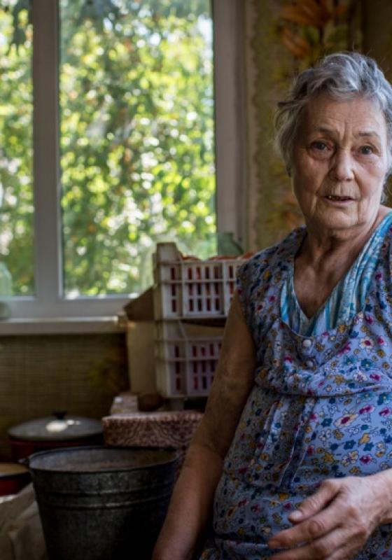 Mujer mayor en Ucrania vive en una casa en ruinas