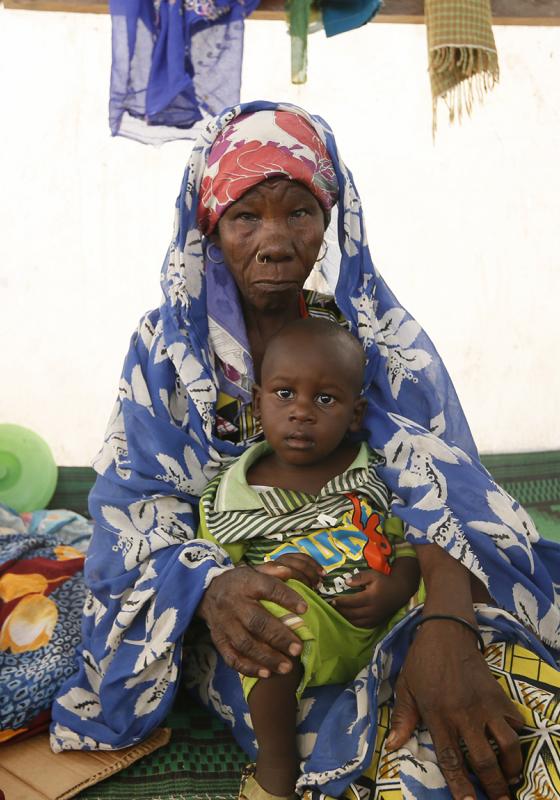 La pobreza y la malnutrición infantil están afectando a los desplazados nigerianos. Foto: ACNUR/H. Caux La pobreza y la malnutrición infantil están afectando a los desplazados nigerianos. Foto: ACNUR/H. Caux