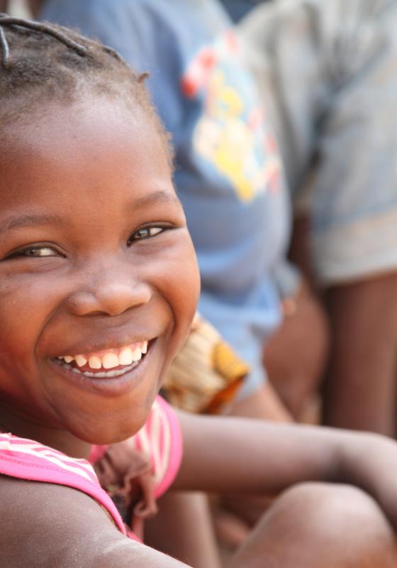 niña africana sonriente