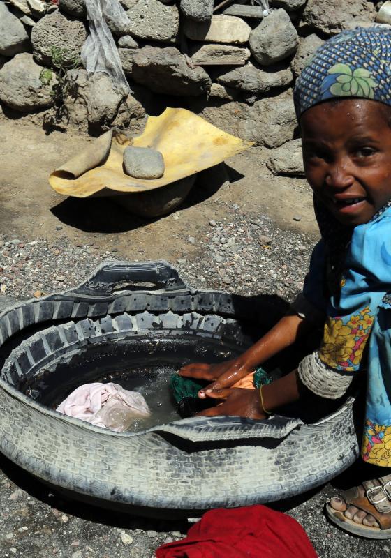 Pobreza en Yemen Niña desplazada en Yemen