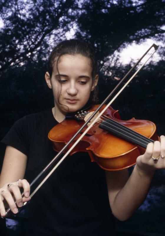 niña refugiada toca el violin