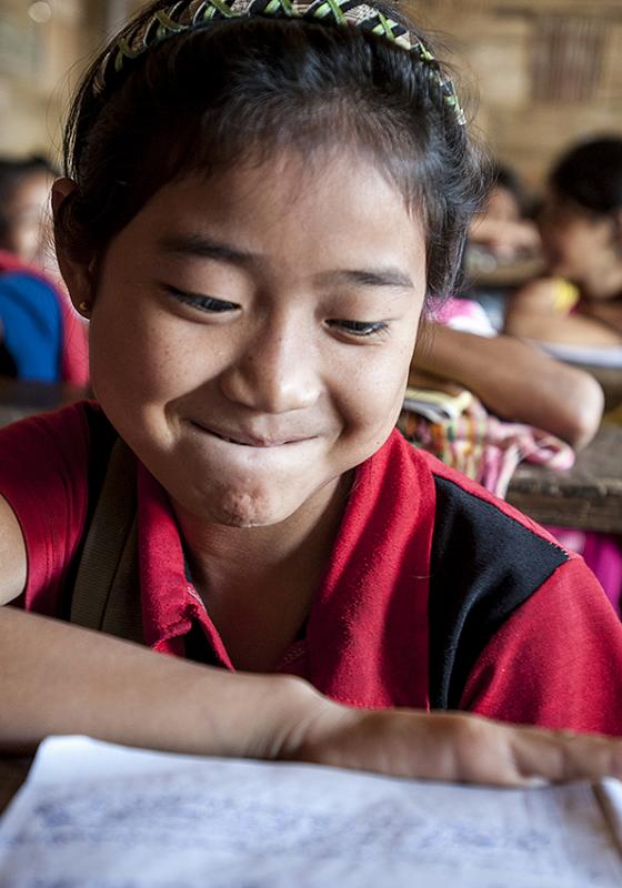 Niña va a clase en Tailandia Niña va a clase en Tailandia