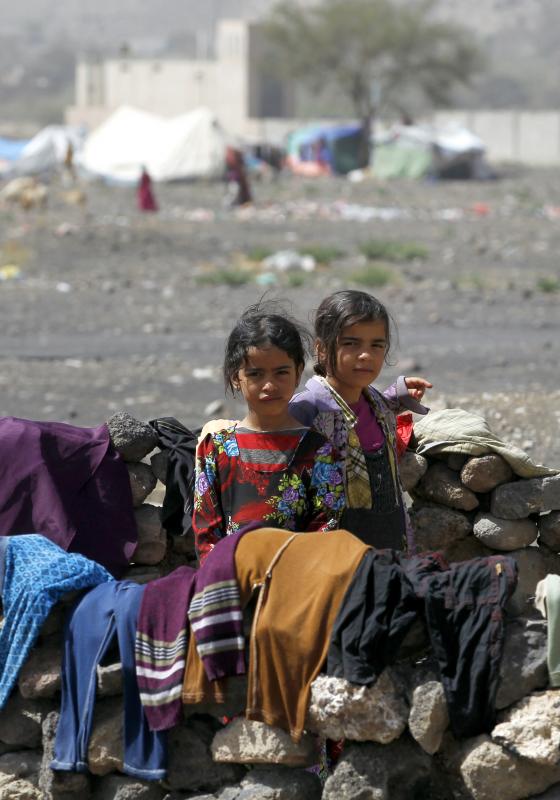 Niñas desplazadas se enfrentan a una vida dura en Yemen Niñas desplazadas se enfrentan a una vida dura en Yemen