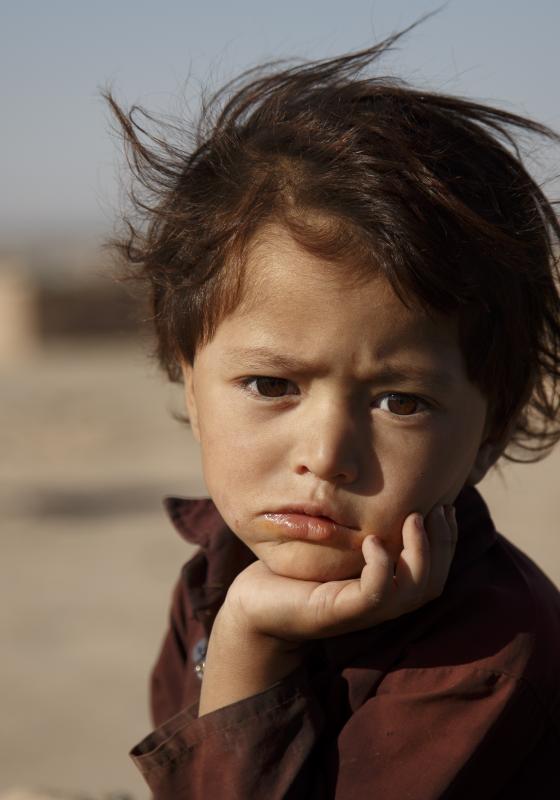 Niño afgano pais en guerra