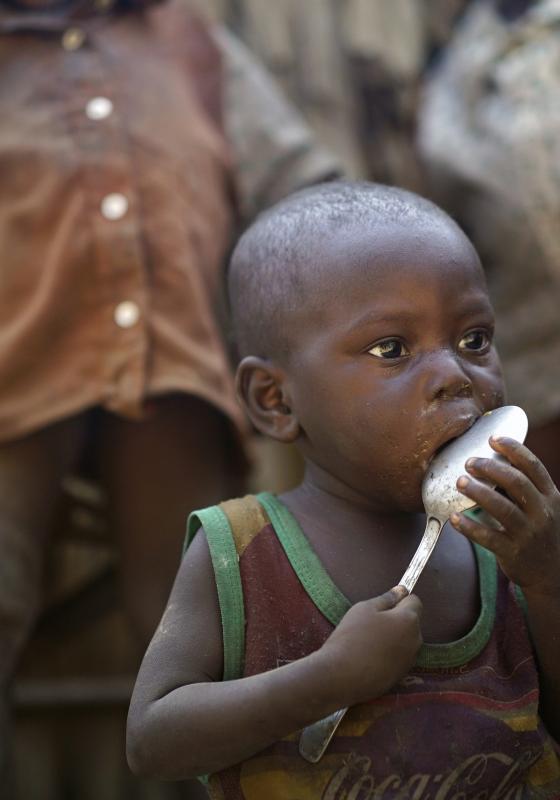Niño africano con cuchara