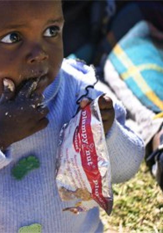 niño africano con suplemento alimenticio niño africano con suplemento alimenticio