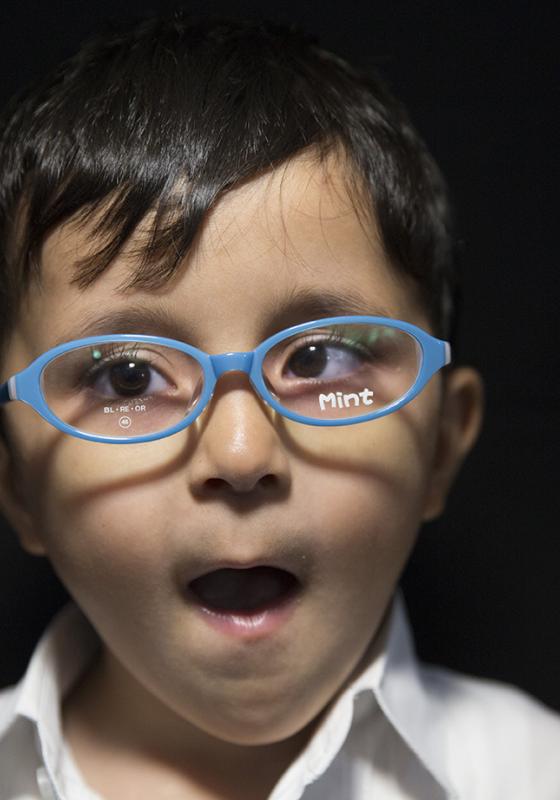 Niño con gafas Niño con gafas