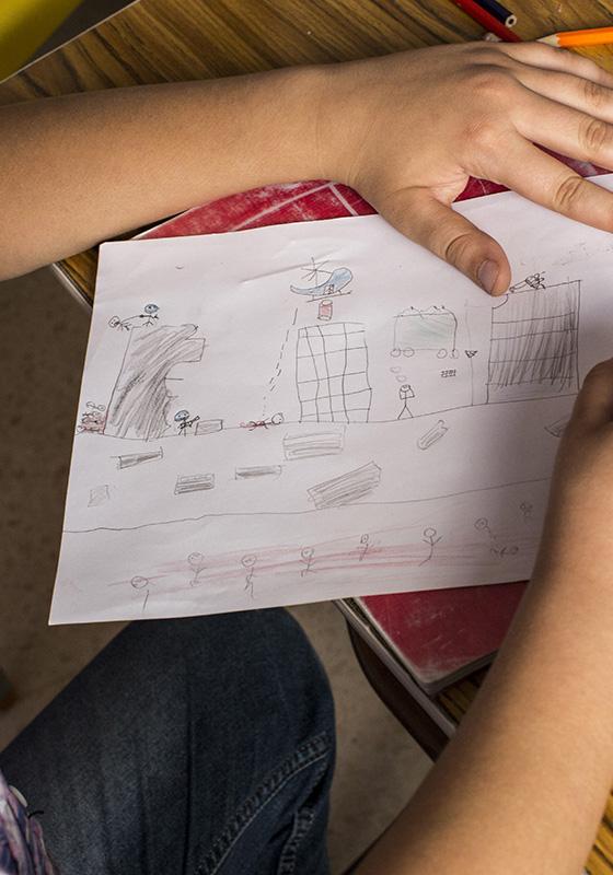 Dibujos que expresan traumas infantiles Niño dibuja trauma infantil