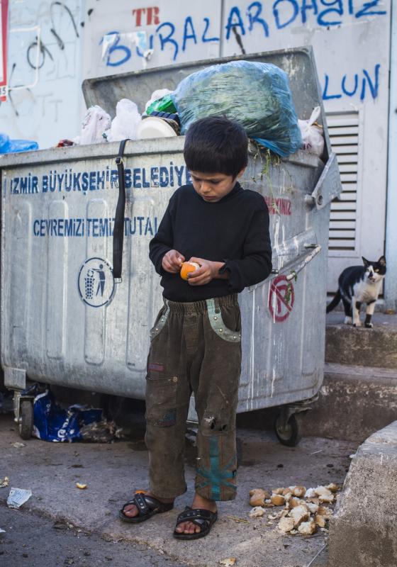 Niño pobre que busca en la basura Niño pobre que busca en la basura