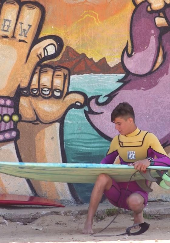 niño refugiado surfista