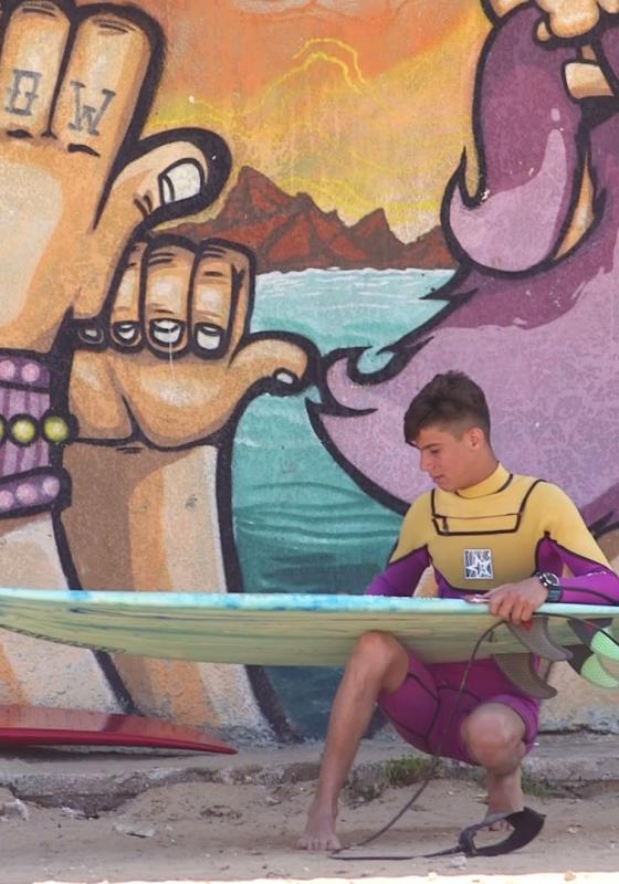 niño refugiado surfista niño refugiado surfista