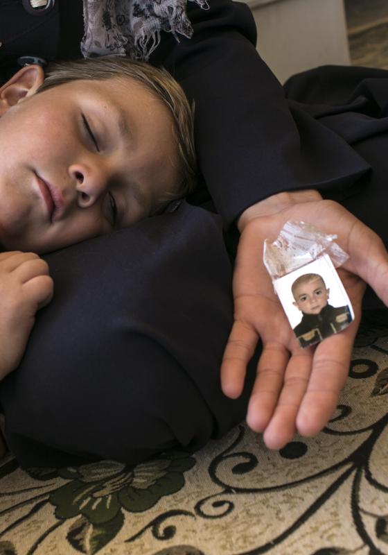 Niño sirio con foto de carnet Niño sirio con foto de carnet