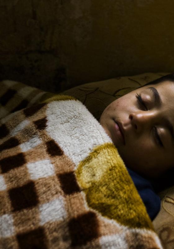 niño refugiado sirio frio