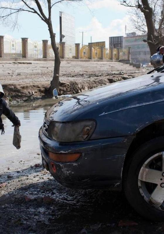 Niños afganos limpiando coches