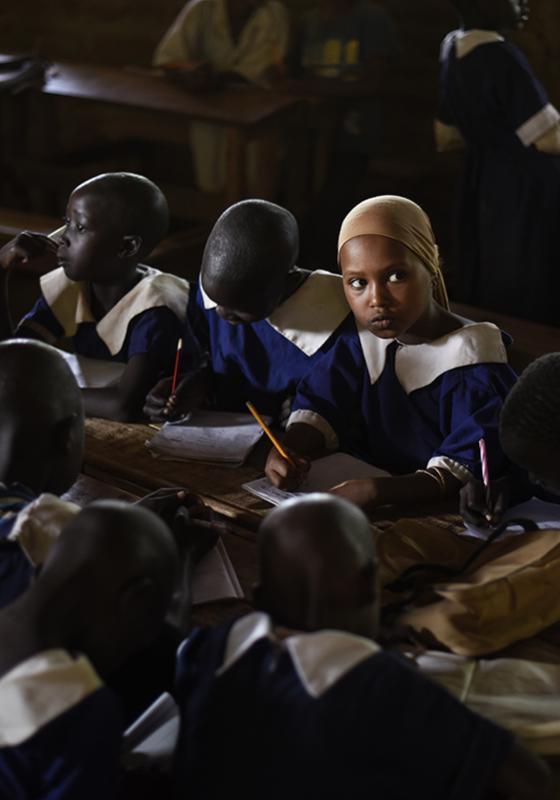Niños africanos van al colegio en África