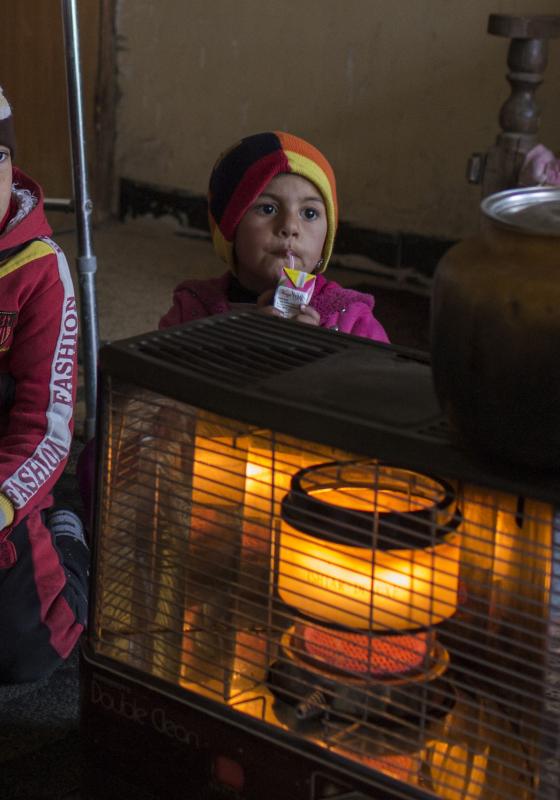 Niños en Mosul con estufa Niños con estufa de gas
