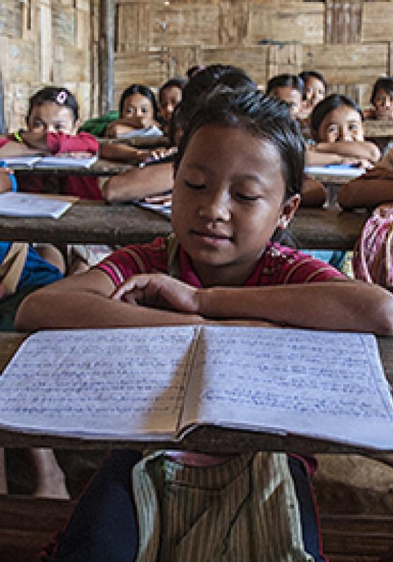 niños refugiados vuelven al colegio en Asia