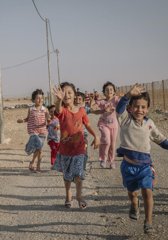 niños sirios en un campo de refugiados niños sirios en un campo de refugiados