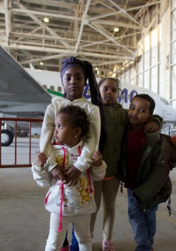 Niños solos evacuados desde Libia