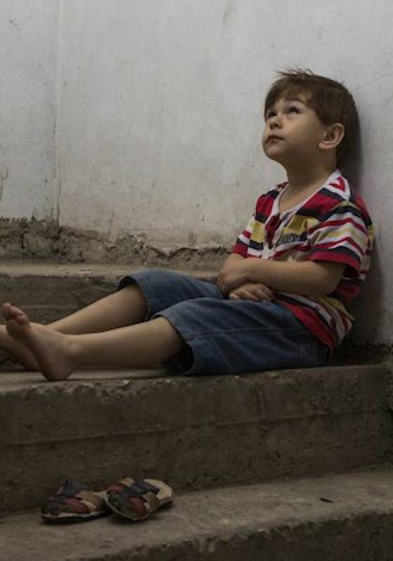 Niño sirio que dejó de crecer, Omar sentado en la escalera Niño sirio que dejó de crecer, Omar sentado en la escalera