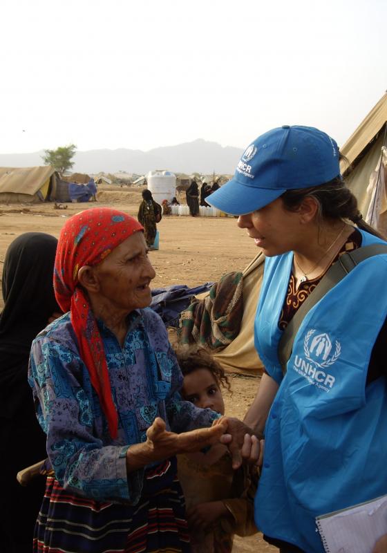 Trabajadores de ACNUR ayudando a refugiados en Yemen