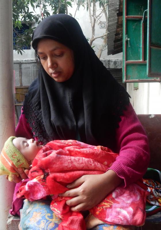Refugiada rohingya en Bangladesh con su bebe