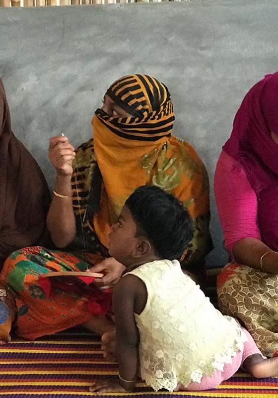 Refugiadas rohingya cosiendo Refugiadas rohingya cosiendo