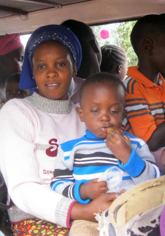 Autobús con mujeres y niños de Gambia que huyen a Senegal Refugiados de Gambia huyen tras las elecciones en el país