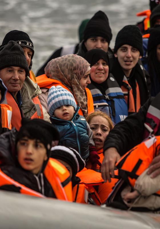 Refugiados en Europa llegan en una lancha a Grecia